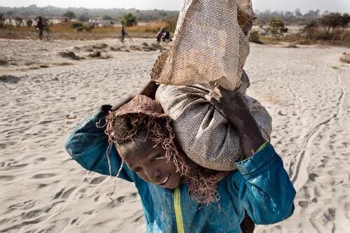 Les enfants portent de lourds sacs de cobalt, Ã  Kolwezi (RDC). CrÃ©ditsÂ : Sebastian Meyer/Corbis via Getty Images